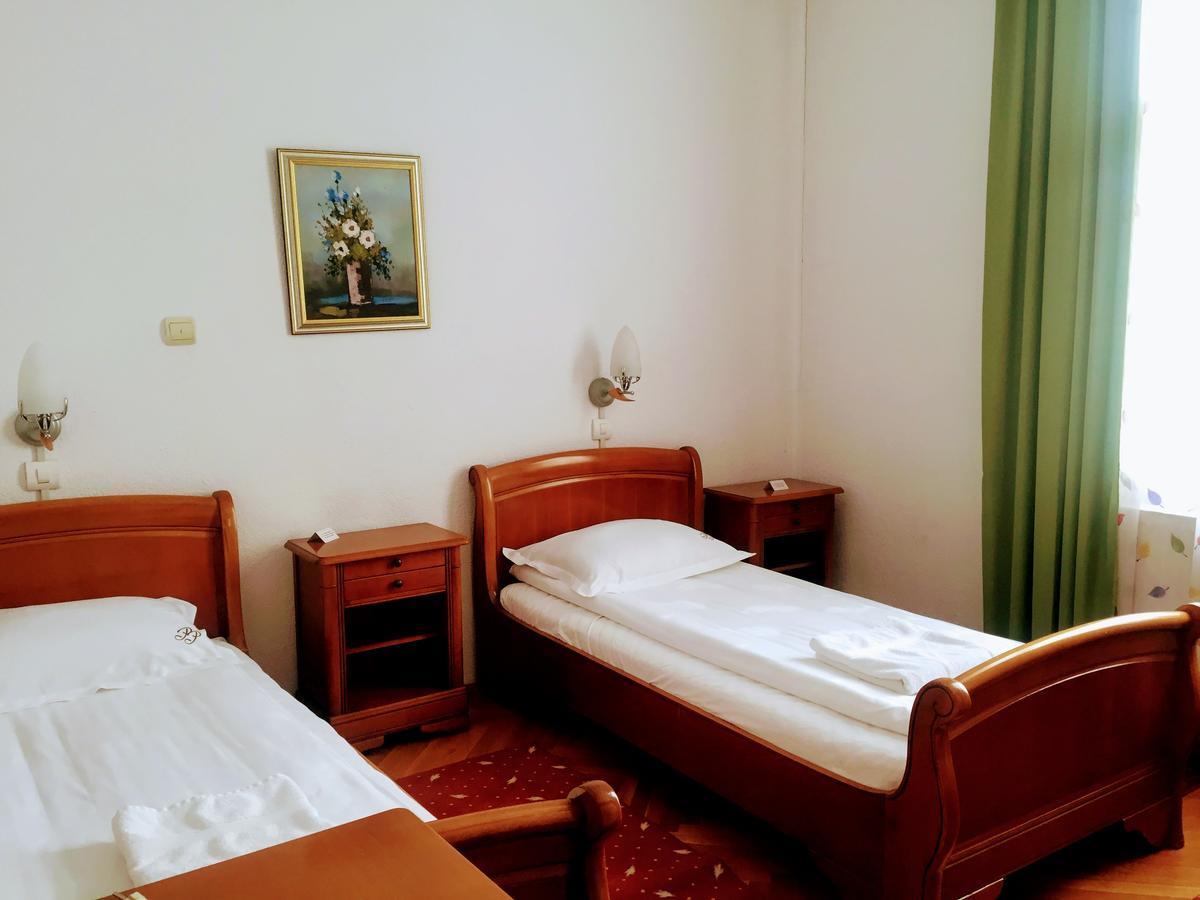 Pensiunea Puiu Popa Codlea Exterior photo